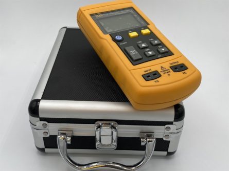CALIBRATEUR générateur-lecteur pour thermocouples K J T N R
